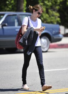 Emma Roberts feet photo thumbnail
