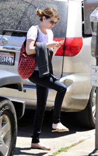Emma Roberts feet photo thumbnail