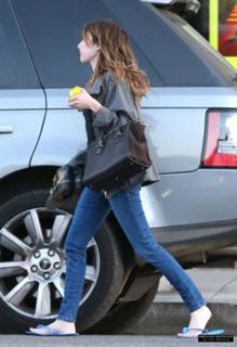 Emma Roberts feet photo thumbnail