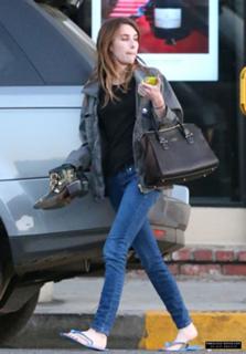 Emma Roberts feet photo thumbnail