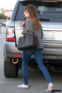 Emma Roberts feet photo thumbnail