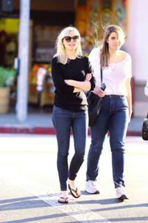 Kirsten Dunst feet photo thumbnail
