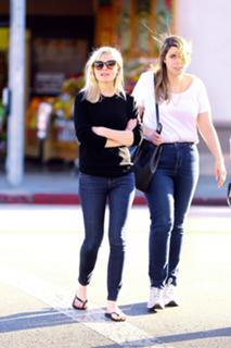 Kirsten Dunst feet photo thumbnail