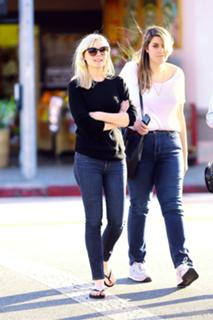 Kirsten Dunst feet photo thumbnail