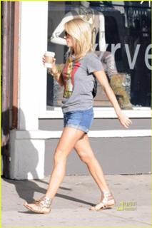 Carrie Underwood feet photo thumbnail