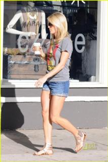 Carrie Underwood feet photo thumbnail