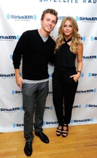Julianne Hough feet photo thumbnail