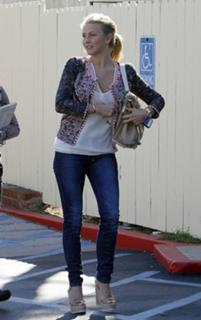 Julianne Hough feet photo thumbnail