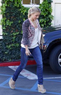 Julianne Hough feet photo thumbnail