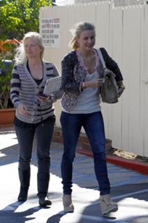 Julianne Hough feet photo thumbnail