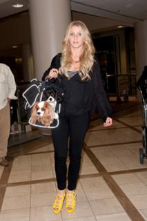 Julianne Hough feet photo thumbnail