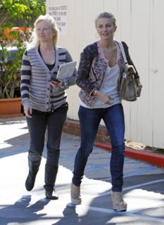 Julianne Hough feet photo thumbnail