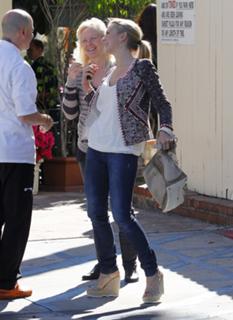 Julianne Hough feet photo thumbnail