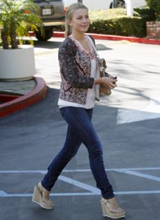 Julianne Hough feet photo thumbnail