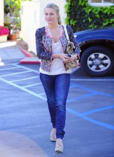Julianne Hough feet photo thumbnail