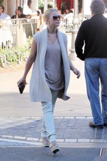 Julianne Hough feet photo thumbnail