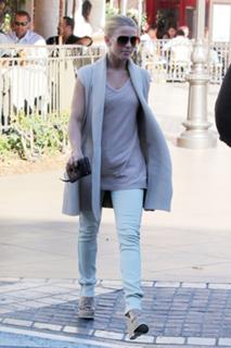 Julianne Hough feet photo thumbnail