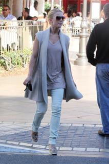 Julianne Hough feet photo thumbnail