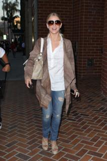Julianne Hough feet photo thumbnail