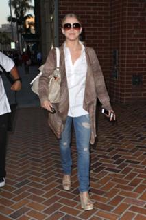 Julianne Hough feet photo thumbnail