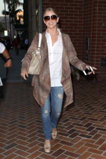 Julianne Hough feet photo thumbnail
