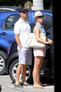 Julianne Hough feet photo thumbnail