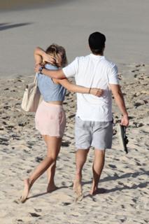 Julianne Hough feet photo thumbnail