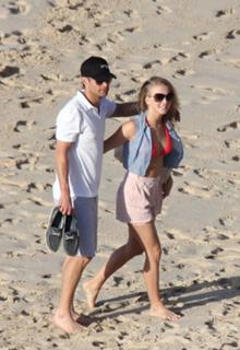 Julianne Hough feet photo thumbnail