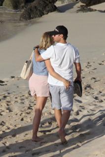 Julianne Hough feet photo thumbnail