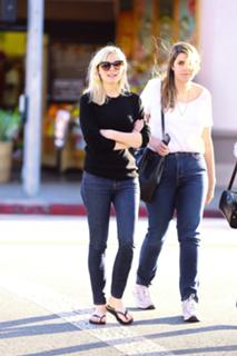 Kirsten Dunst feet photo thumbnail