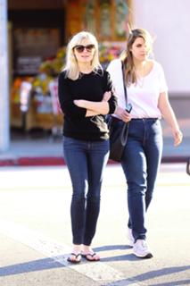 Kirsten Dunst feet photo thumbnail