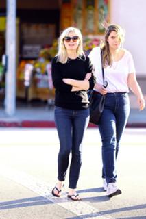 Kirsten Dunst feet photo thumbnail