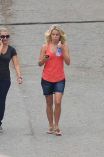 Julianne Hough feet photo thumbnail
