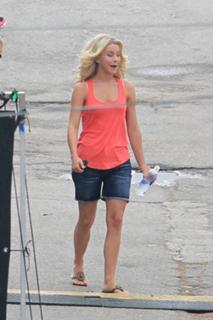 Julianne Hough feet photo thumbnail