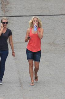 Julianne Hough feet photo thumbnail