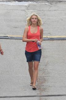 Julianne Hough feet photo thumbnail