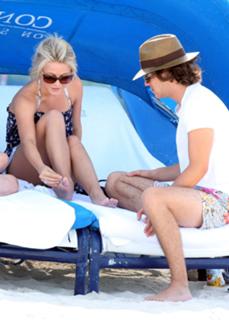 Julianne Hough feet photo thumbnail
