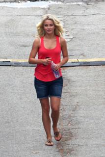 Julianne Hough feet photo thumbnail
