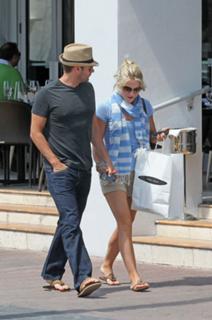 Julianne Hough feet photo thumbnail