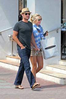 Julianne Hough feet photo thumbnail