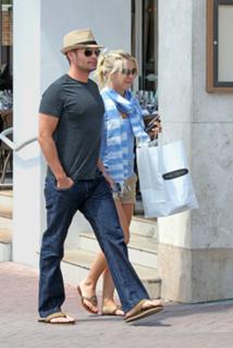 Julianne Hough feet photo thumbnail