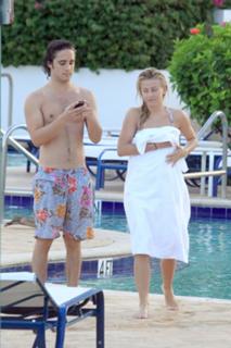 Julianne Hough feet photo thumbnail