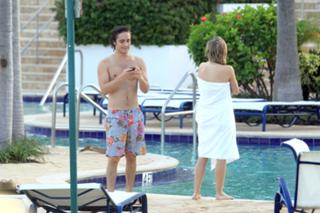 Julianne Hough feet photo thumbnail