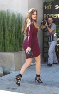 Khloé Kardashian feet photo thumbnail