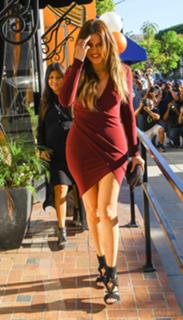 Khloé Kardashian feet photo thumbnail