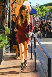 Khloé Kardashian feet photo thumbnail