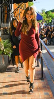 Khloé Kardashian feet photo thumbnail