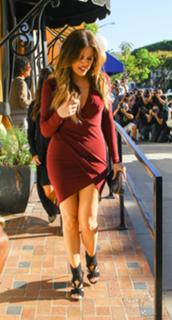 Khloé Kardashian feet photo thumbnail