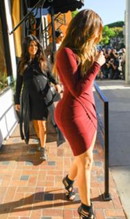 Khloé Kardashian feet photo thumbnail