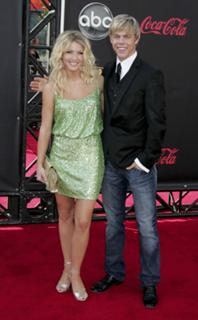 Julianne Hough feet photo thumbnail